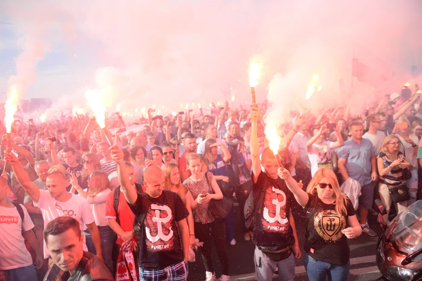 Warszawa zatrzymała się w hołdzie powstańcom. Godzina "W" w stolicy. ZDJĘCIA