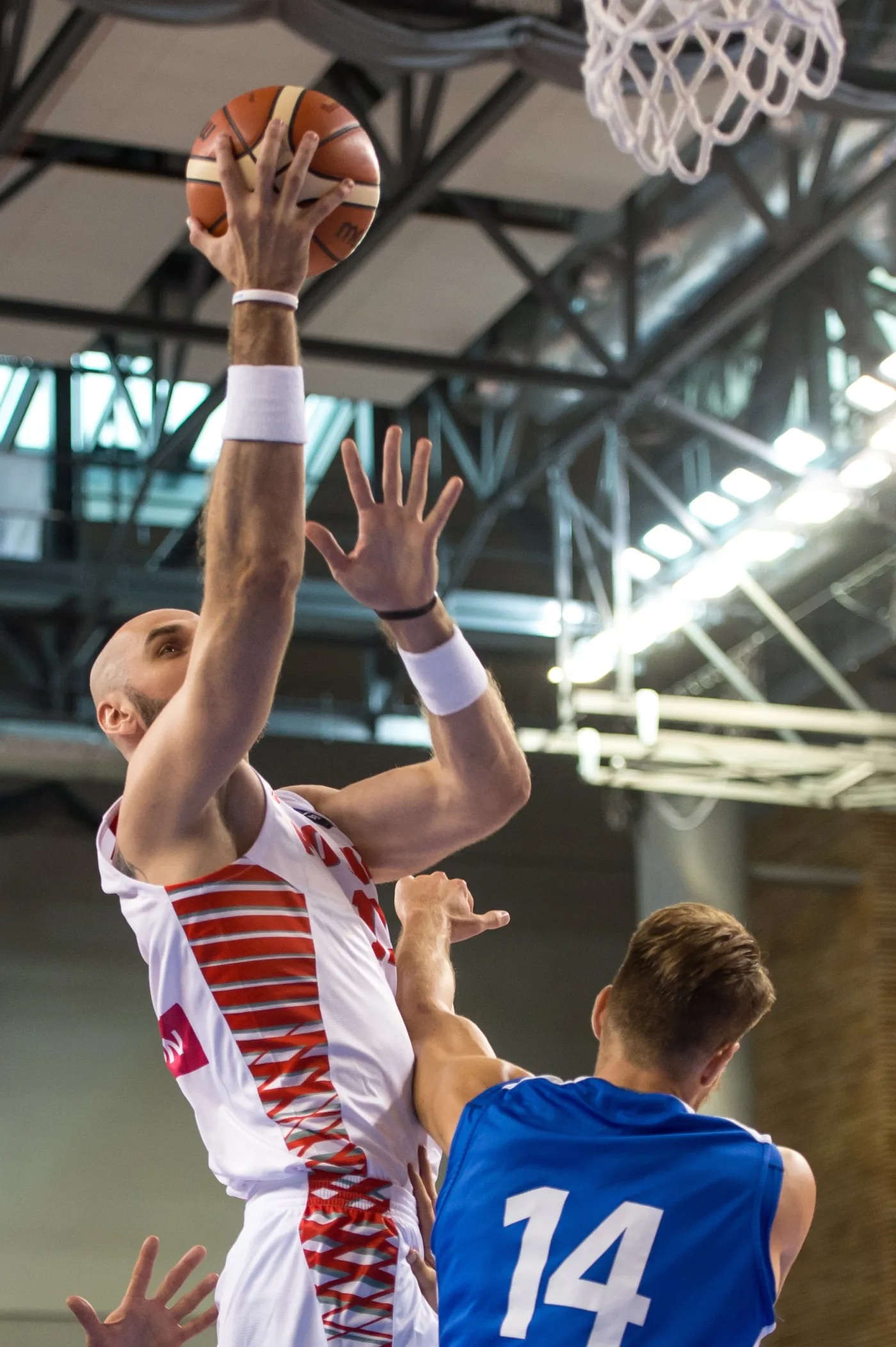 Polak Marcin Gortat(L) blokowany przez Czecha Patricka Audę (P) podczas meczu towarzyskiego koszykarzy w Wałbrzychy