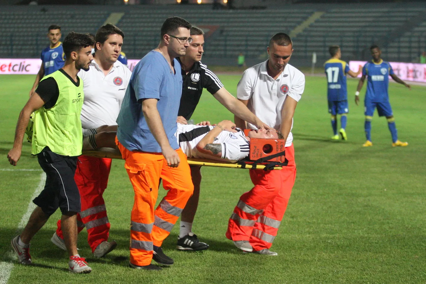 Ondrej Duda na noszach opuszcza boisko w Tiranie