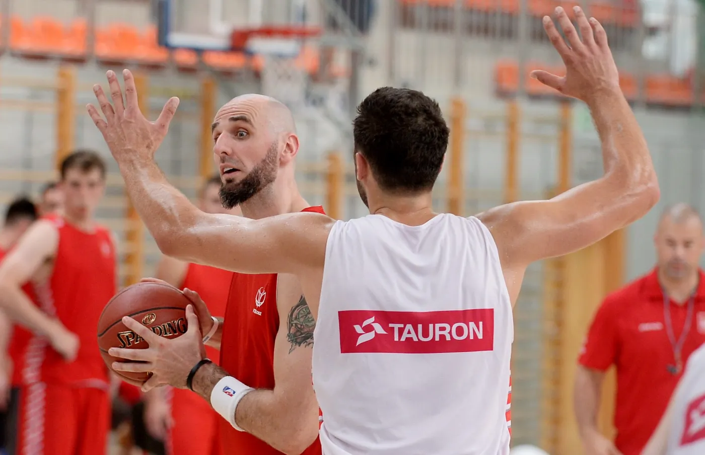 Marcin Gortat (L) i Adam Hrycaniuk (P) podczas treningu koszykarskiej reprezentatcji Polski w Warszawie