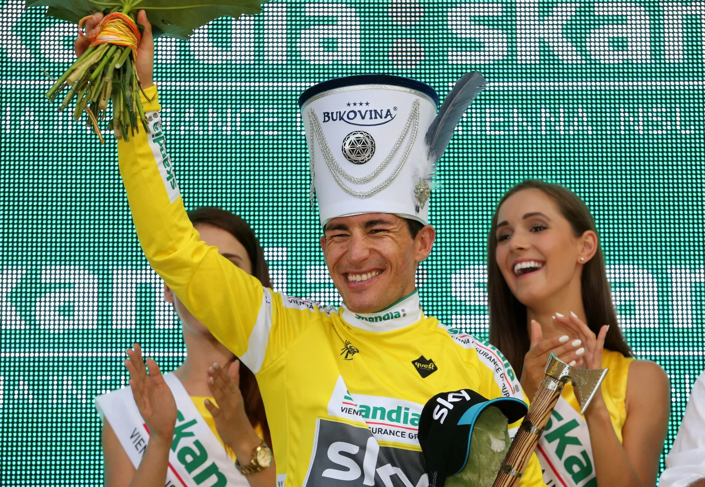Na podium w koszulce lidera nowy przodownik klasyfikacji generalnej Kolumbijczyk Sergio Henao z grupy Sky po wygraniu szóstego etapu 72. Tour de Pologne długości 174 km z Bukoviny Terma Hotelu Spa do Bukowiny Tatrzańskiej