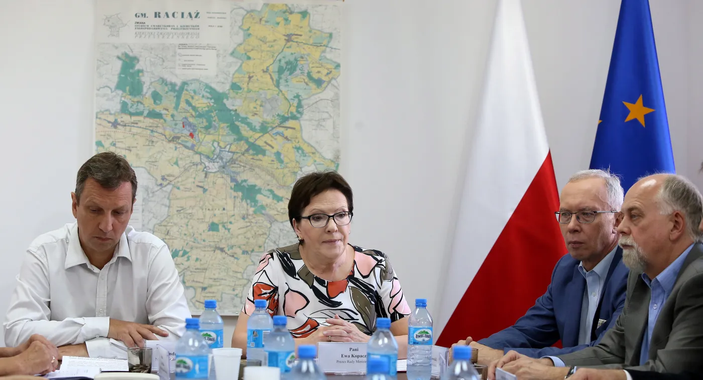 Premier Ewa Kopacz (C) i minister administracji i cyfryzacji Andrzej Halicki (L) oraz wojewoda mazowiecki Jacek Kozłowski (2P) i wielkopolski Piotr Florek (P) podczas narady przedstawicieli rządu z wojewodami oraz przedstawicielami służb w sprawie szkód w uprawach wyrządzonych przez suszę