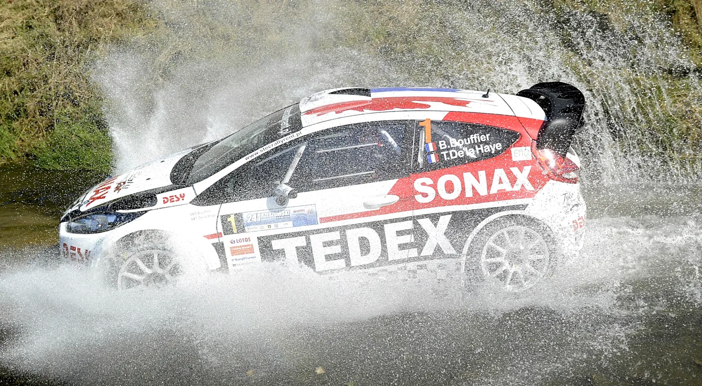 Załoga Bryan Bouffier i Thibault de la Haye w Fordzie Fiesta na trasie jednego z odcinków specjalnych 24. Rajdu Rzeszowskiego w Lubeni