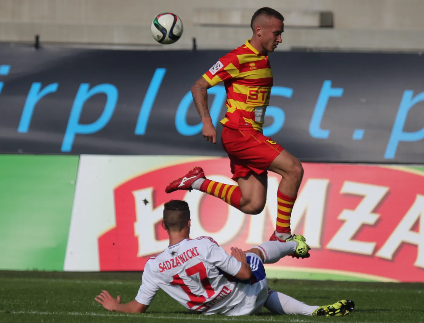 Dominik Sadzawicki (L) z Górnika Zabrze i Jacek Góralski (P) z Jagiellonii Białystok podczas meczu T-Mobile Ekstraklasy