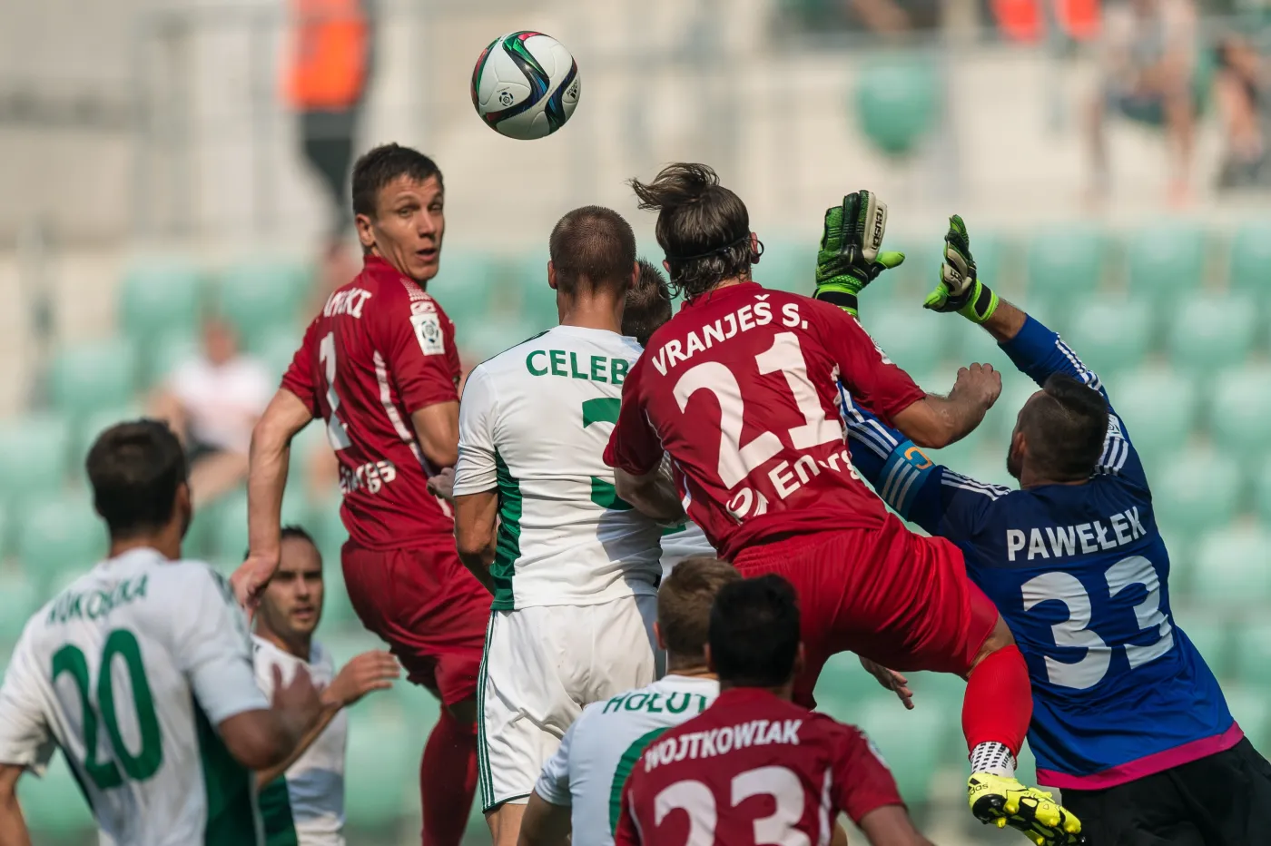 Bramkarz Śląska Wrocław Mariusz Pawełek (P) w akcji pod własną bramką podczas meczu polskiej T-Mobile Ekstraklasy z Lechią Gdańsk