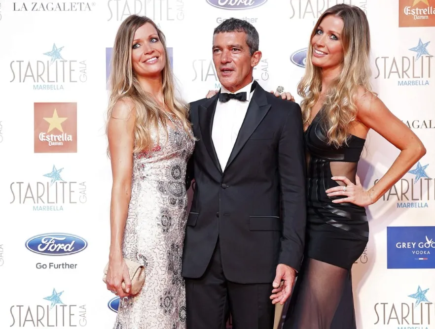 Że też ona się na to godzi. Banderas z narzeczoną i jeszcze jedną kobietą!