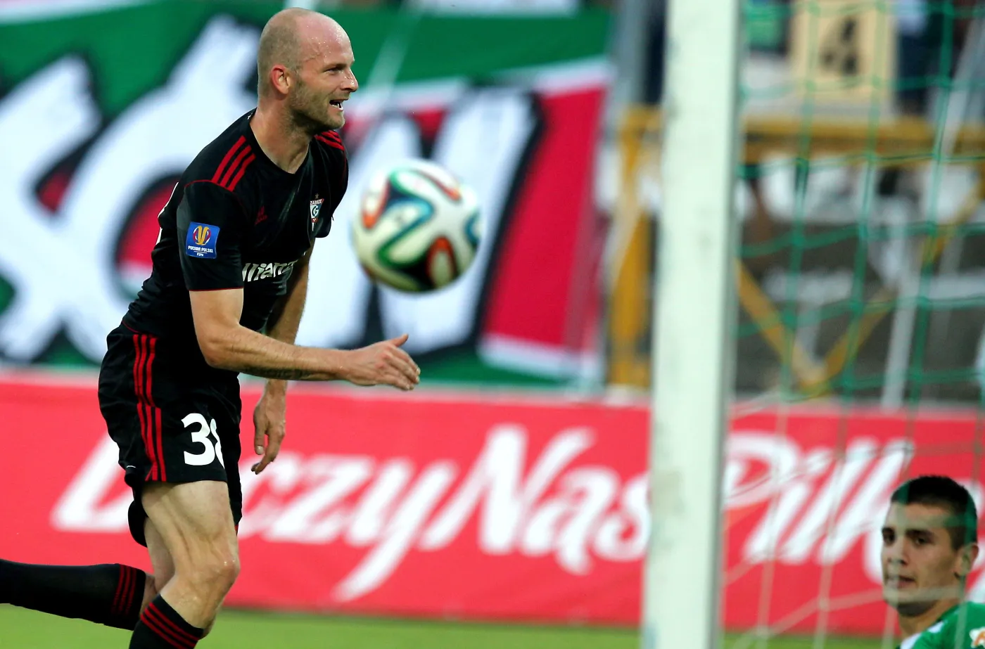 Piłkarz Górnika Zabrze Bartosz Iwan (L) cieszy się z gola podczas meczu 1/16 finału Pucharu Polski z Zagłębiem Sosnowiec