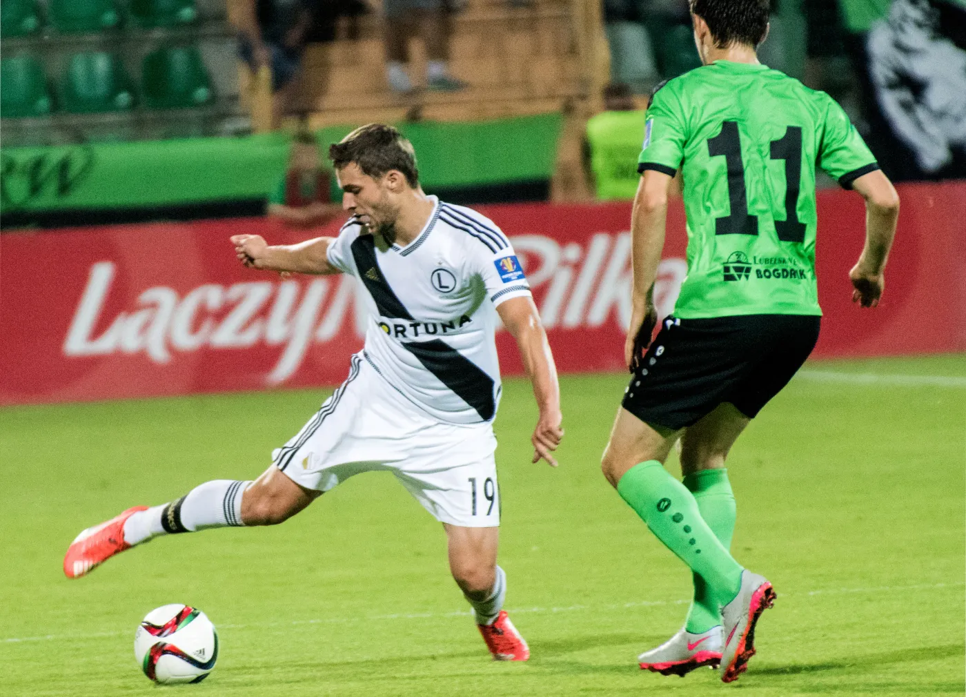 Zawodnik Górnika Łęczna Fiodor Cernych (P) walczy o piłkę z Bartoszem Bereszyńskim (L) z Legii Warszawa podczas meczu 1/16 finału Pucharu Polski