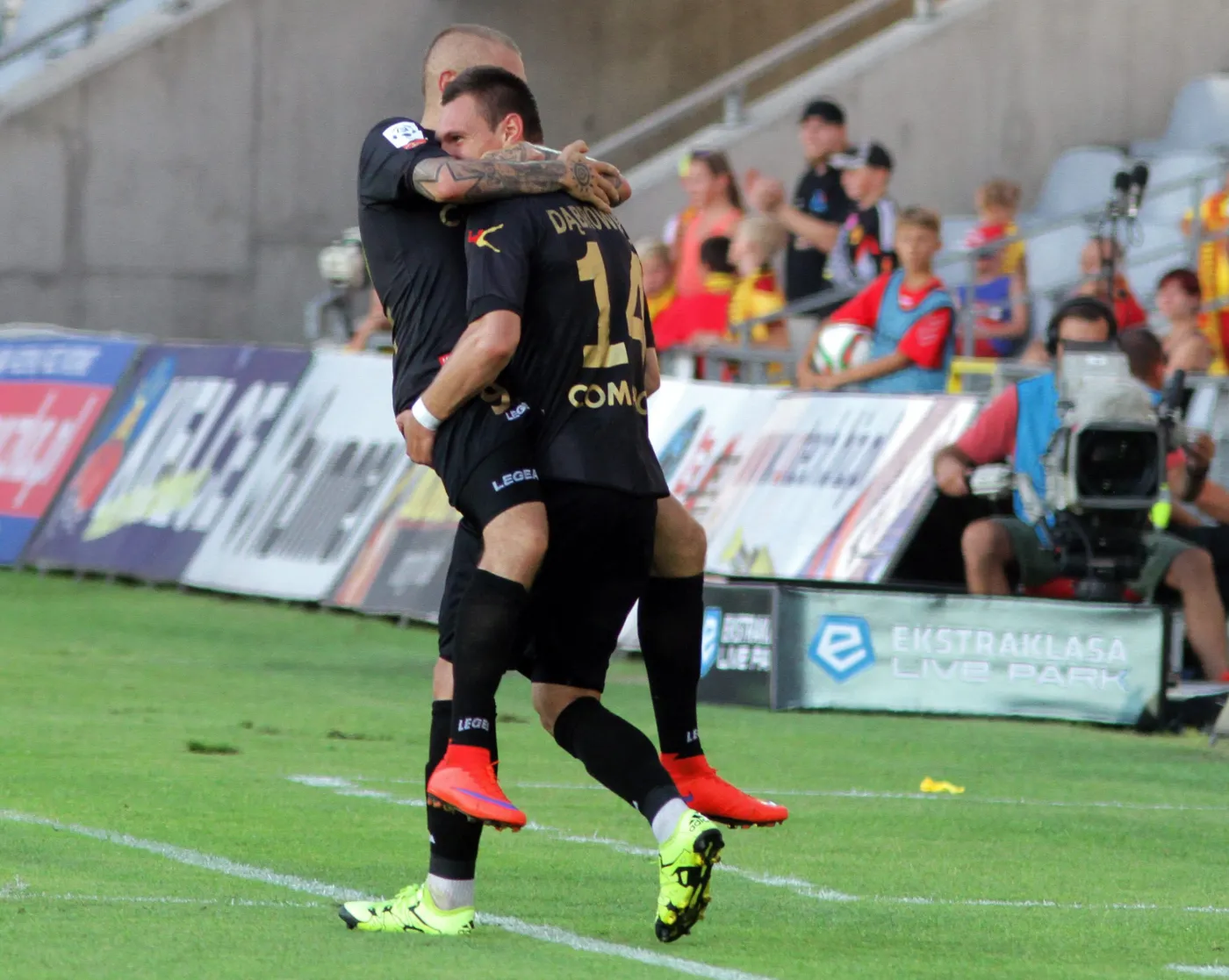 Strzelec gola Deniss Rekeles (L) przyjmuje gratulacje od partnera z Cracovii Damiana Dąbrowskiego (P) w meczu T-Mobile Ekstraklasy z miejscową Koroną w Kielcach