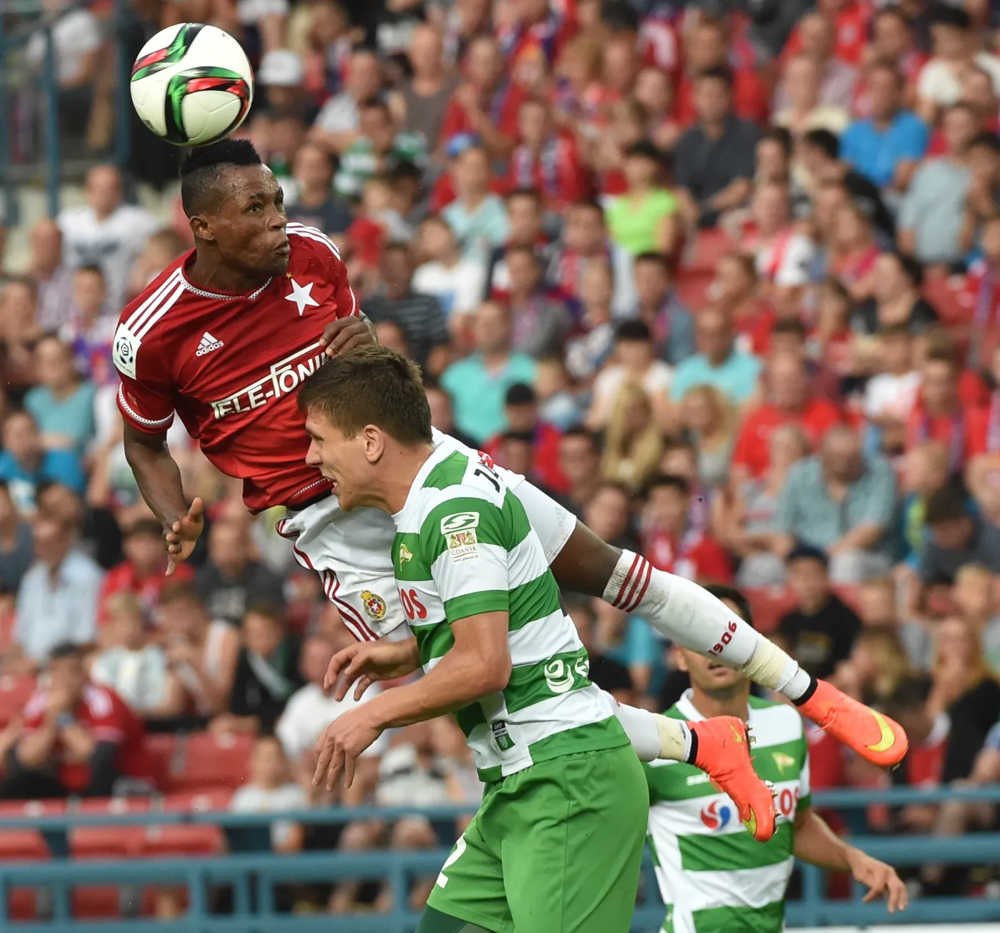 Donald Guerrier (L) z miejscowej Wisły oraz Rafał Janicki (P) z Lechii Gdański w meczu T-Mobile Ekstraklasy, rozegranym w Krakowie