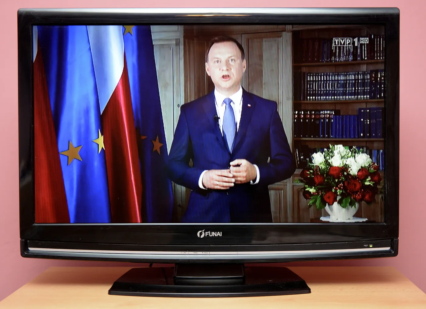 Transmitowane na antenie TVP 1 wystąpienie prezydenta RP Andrzeja Dudy oglądane w jednym z mieszkań w Przemyślu