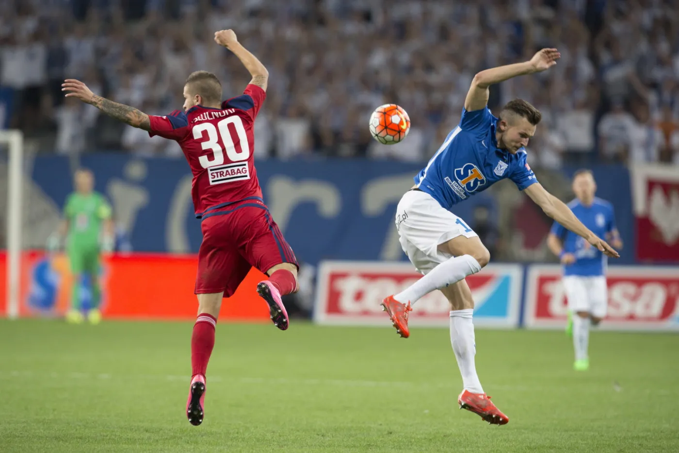 Denis Thomalla (P) z Lecha Poznań walczy o piłkę z Rolandem Szolnoki (L) z FC Videoton Szekesfehervar podczas pierwszego meczu czwartej rundy kwalifikacji piłkarskiej Ligi Europy