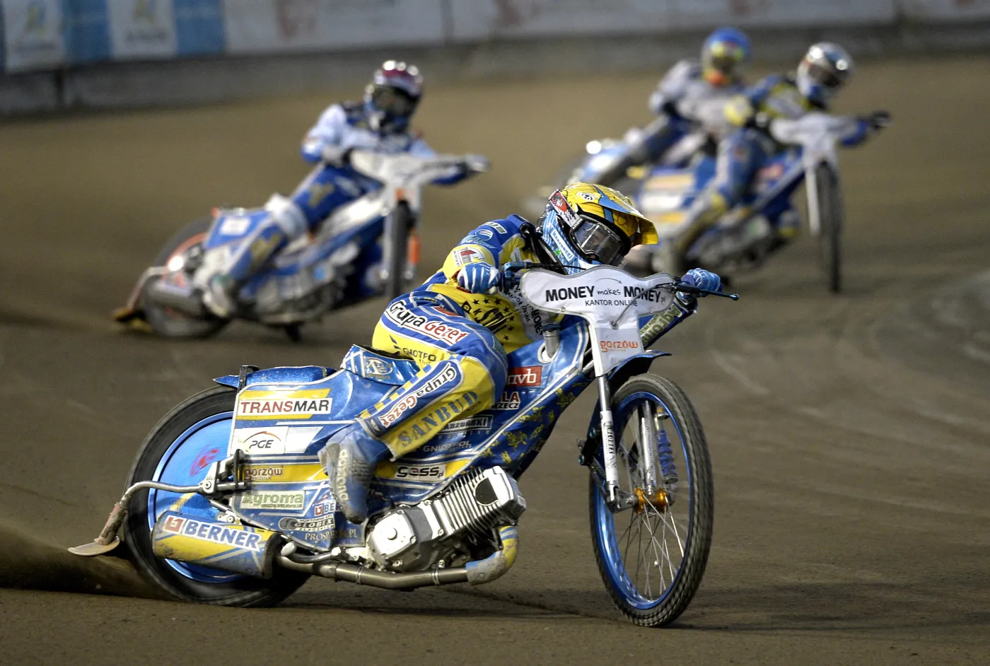 Krystian Rempała (kask niebieski) i Artur Czaja (czerwony) z PGE Stali Rzeszów oraz Bartosz Zmarzlik (żółty) i Adam Cyfer (biały) z MONEYmakesMONEY.pl Stali Gorzów w jednym z biegów podczas meczu Ekstraligi żużlowej