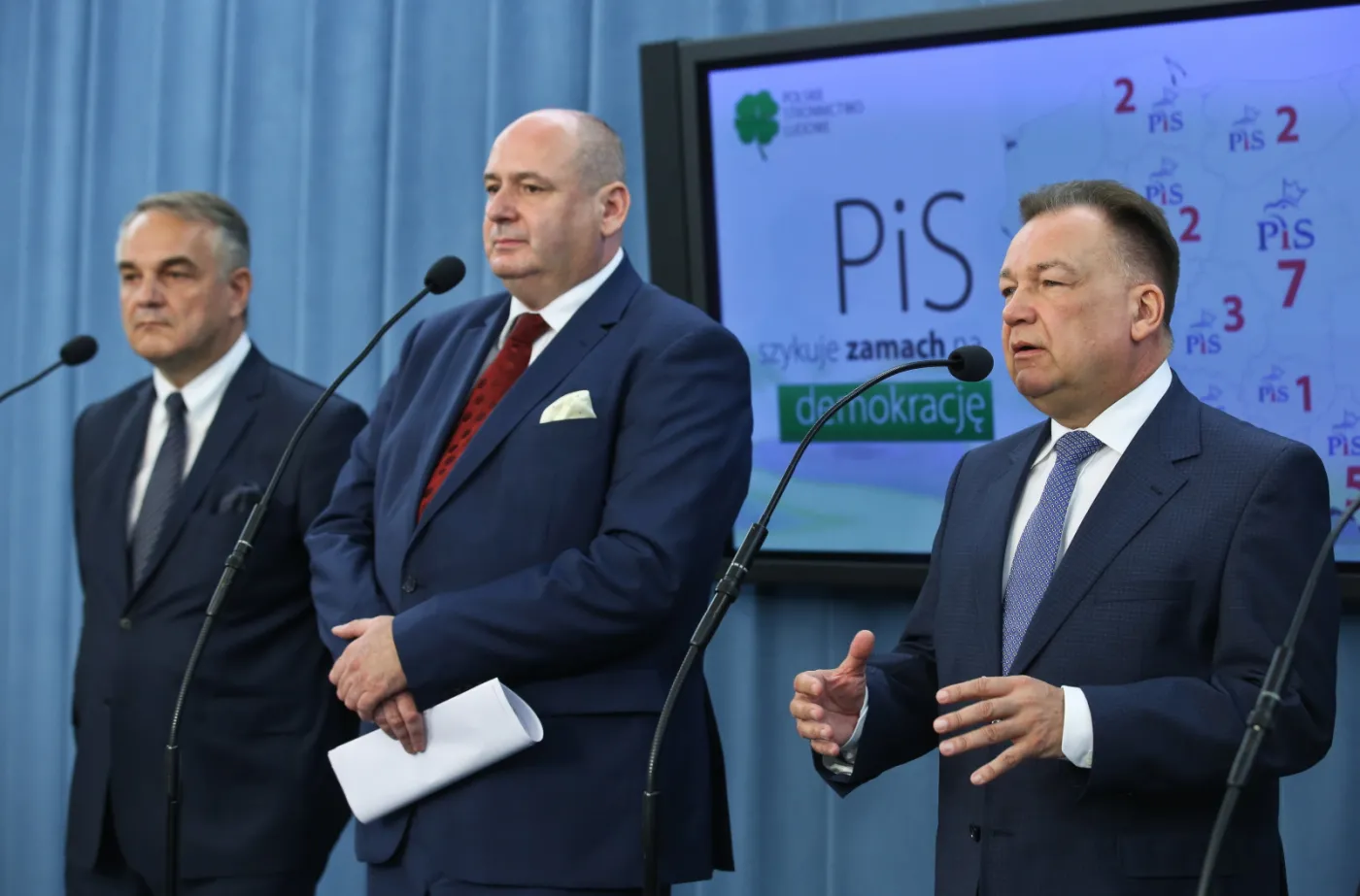 Od lewej: posłowie PSL Waldemar Pawlak i Piotr Zgorzelski oraz marszałek woj. mazowieckiego Adam Struzik