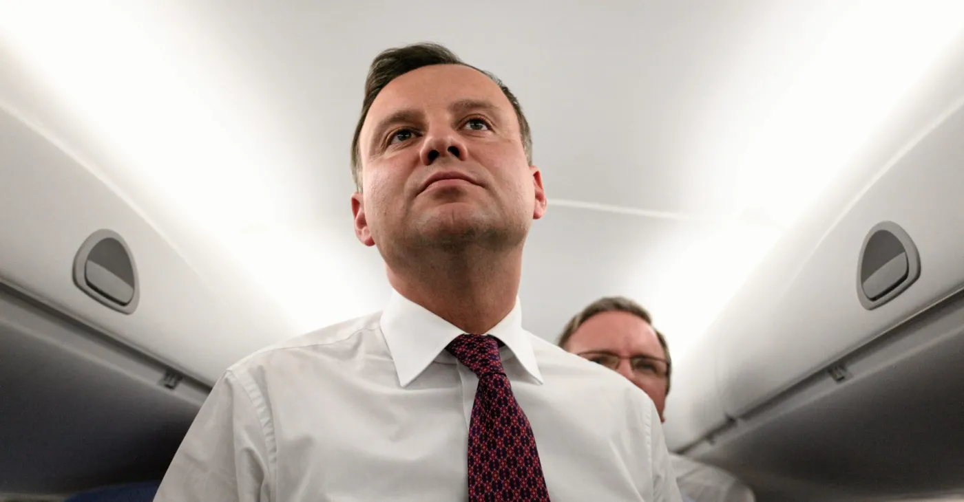 Prezydent Andrzej Duda podczas lotu w drodze powrotnej z Tallina do Warszawy rozmawia z dziennikarzami