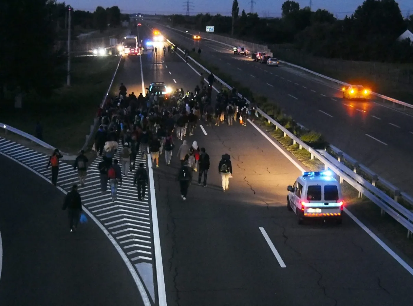 Grupa uchodźców na autostradzie na Węgrzech, niedaleko miasta Szeged