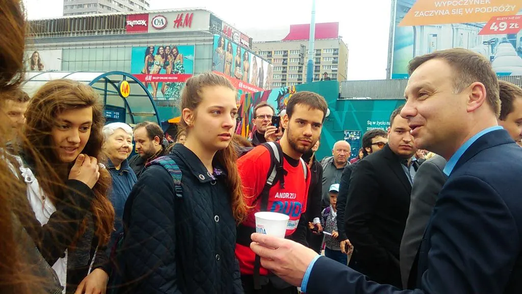 7754120-andrzej-duda-przy-stacji-metra.jpg