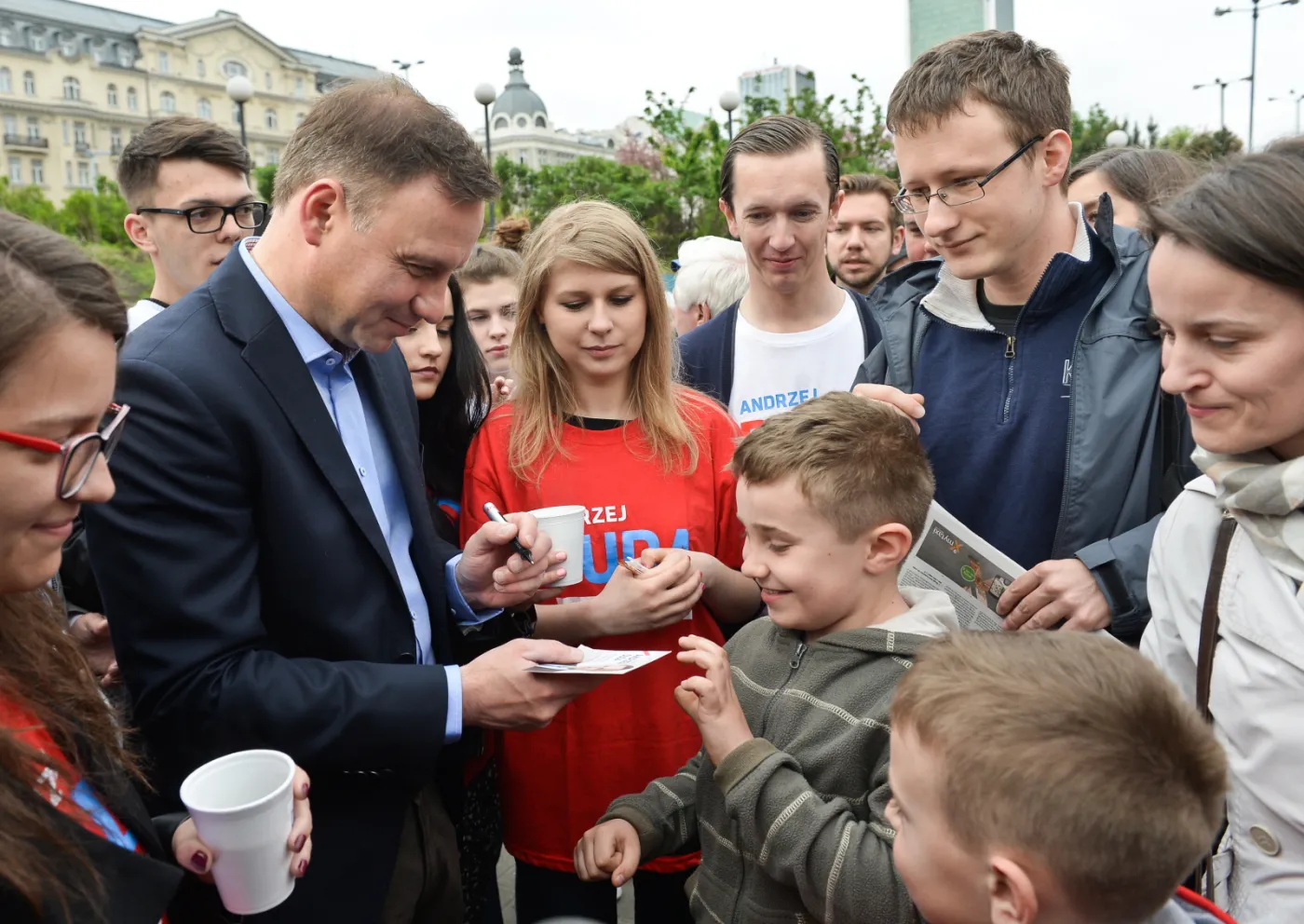 7755121-andrzej-duda-rozdawal-kawe-przy.jpg