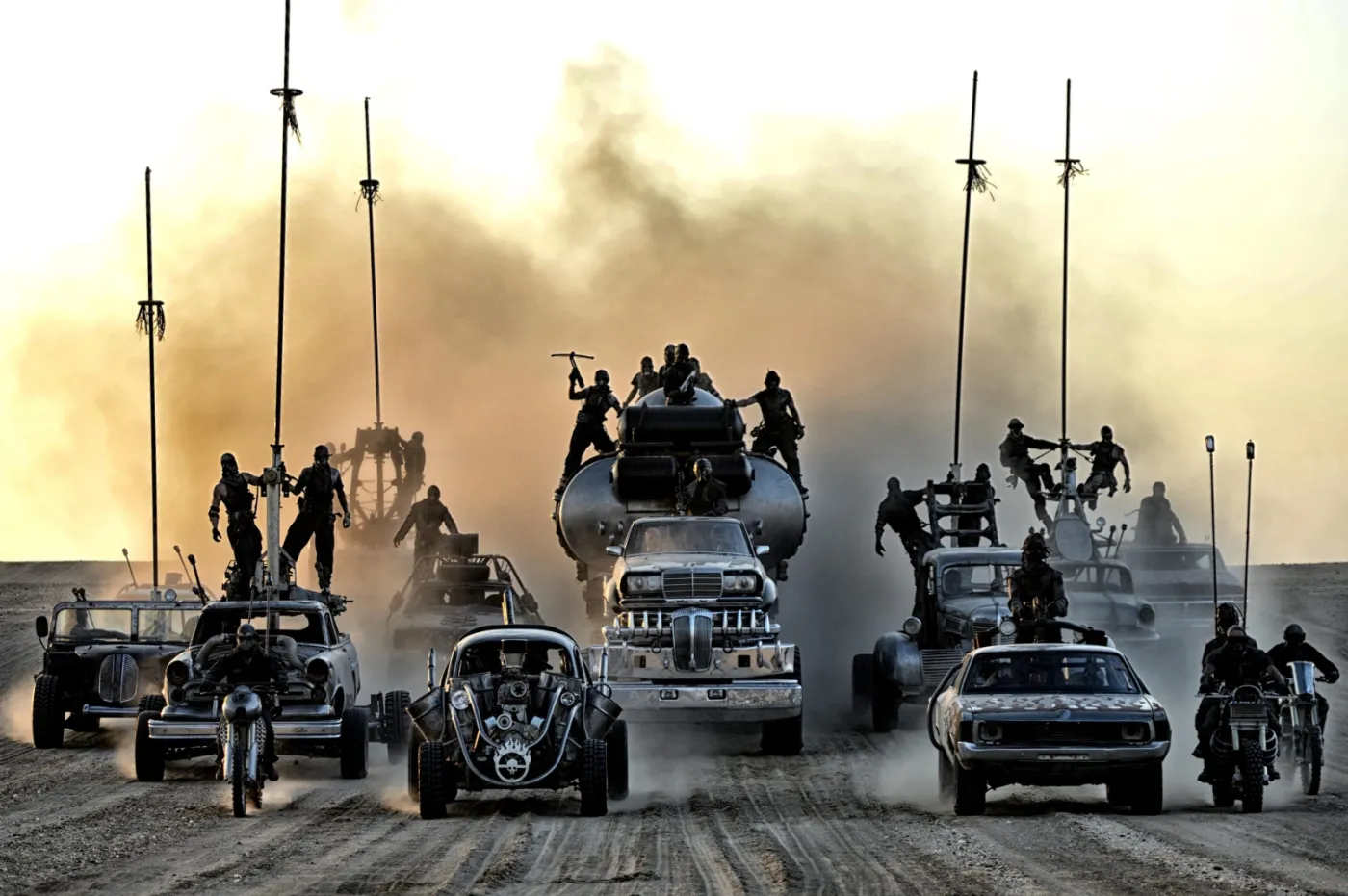 7768270-kadr-z-filmu-mad-max-na-drodze.jpg
