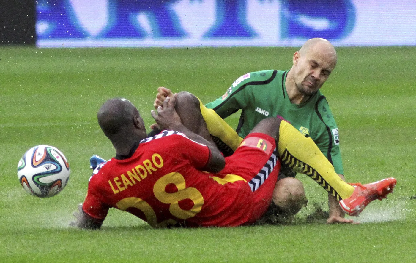 Zawodnik Korony Kielce Leandro (L) walczy o piłkę z Radosławem Pruchnikiem (P) z Górnika Łęczna