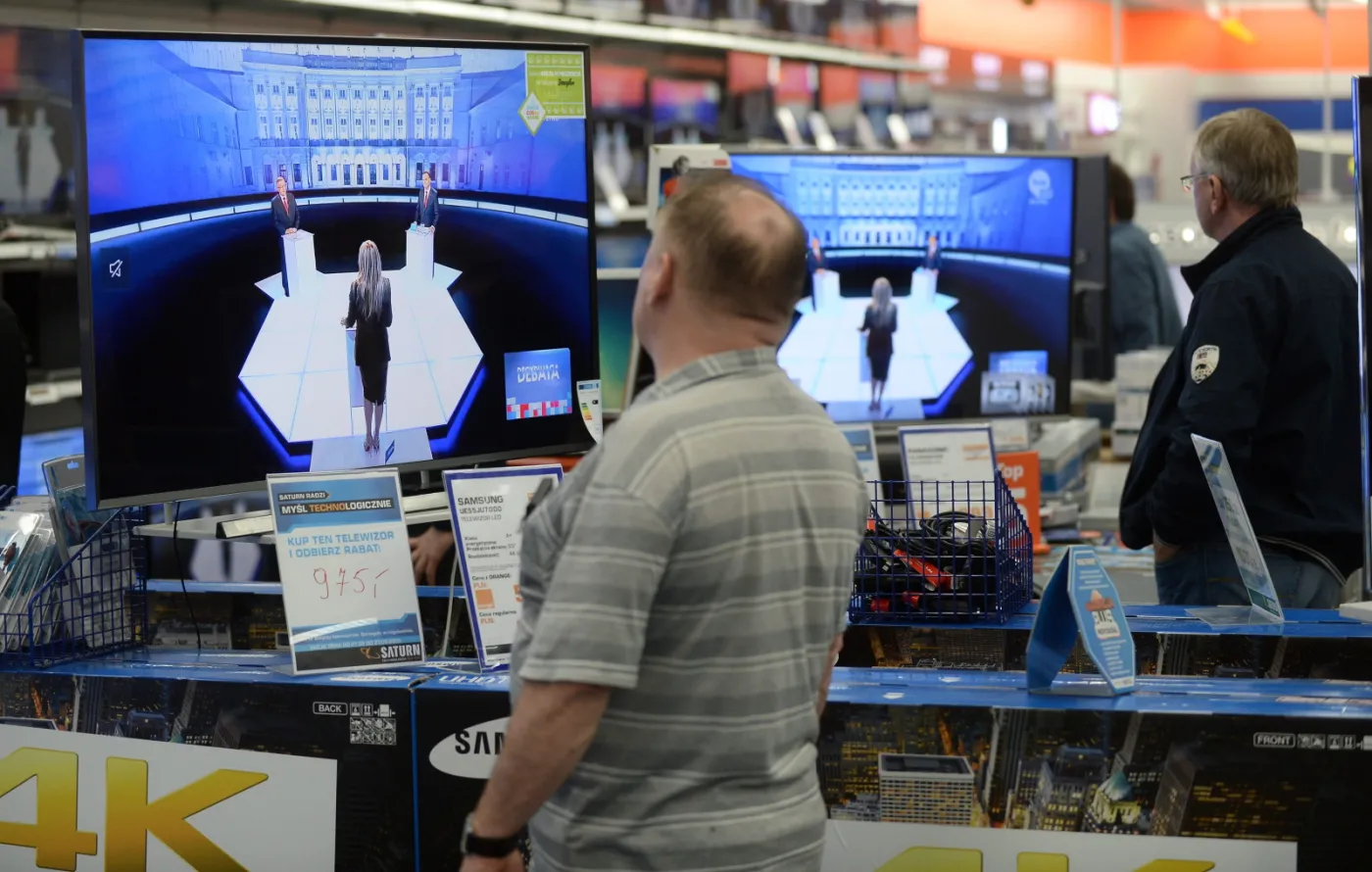 7792577-ludzie-w-sklepie-ogladaja-debate.jpg