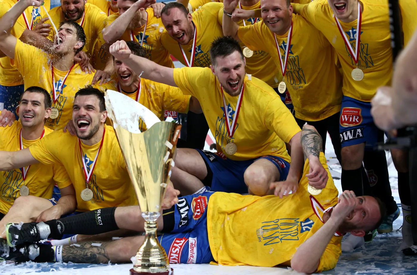 Zawodnicy Vive Tauron świętują mistrzostwo kraju. Piłkarze ręczni Vive Tauron Kielce zostali 21 bm. mistrzami Polski. W trzecim meczu finałowym pokonali w Płocku Orlen Wisłę 29:28 i wygrali rywalizację play off 3-0