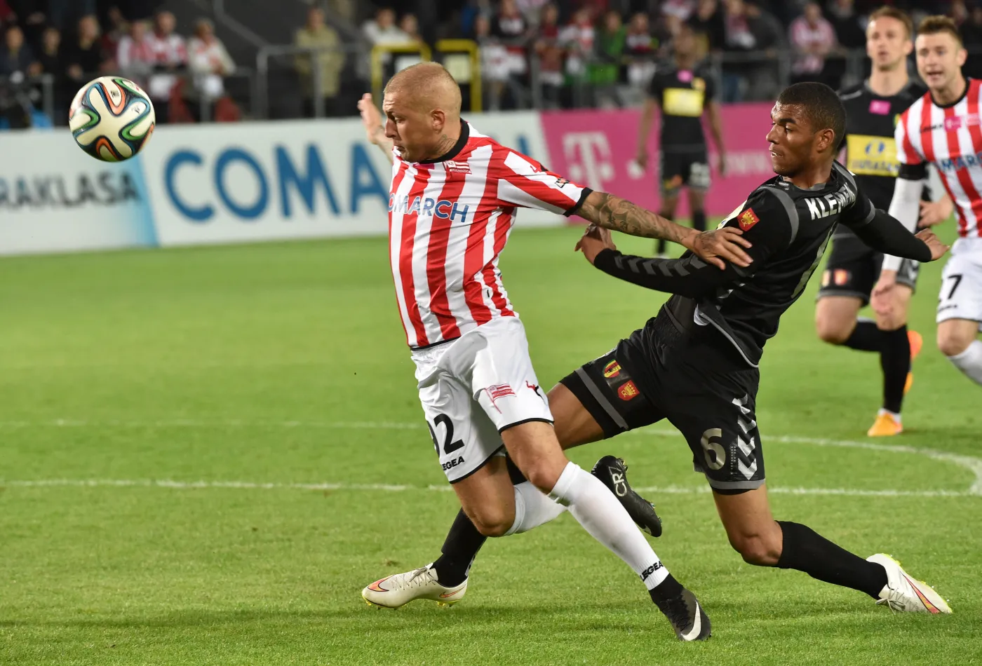 Zawodnik Cracovii Dennis Rakels (L) walczy o piłkę z Lukasem Klemenzem (P) z Korony Kielce podczas meczu grupy spadkowej T-Mobile Ekstraklasy