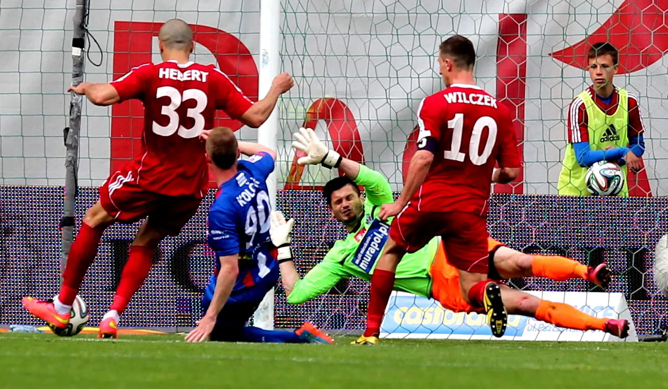 Zawodnik Piasta Gliwice Hebert Silva Santos (L) pokonuje bramkarza Podbeskidzia Bielsko-Biała i zdobywa bramkę podczas meczu grupy spadkowej T-Mobile Ekstraklasy