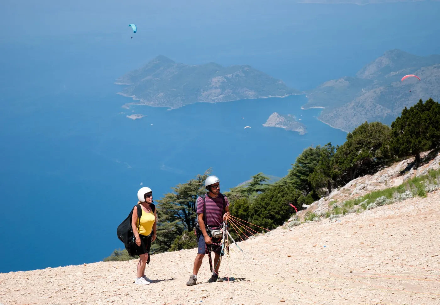 7807492-paralotniarze-na-gorze-babadag.jpg