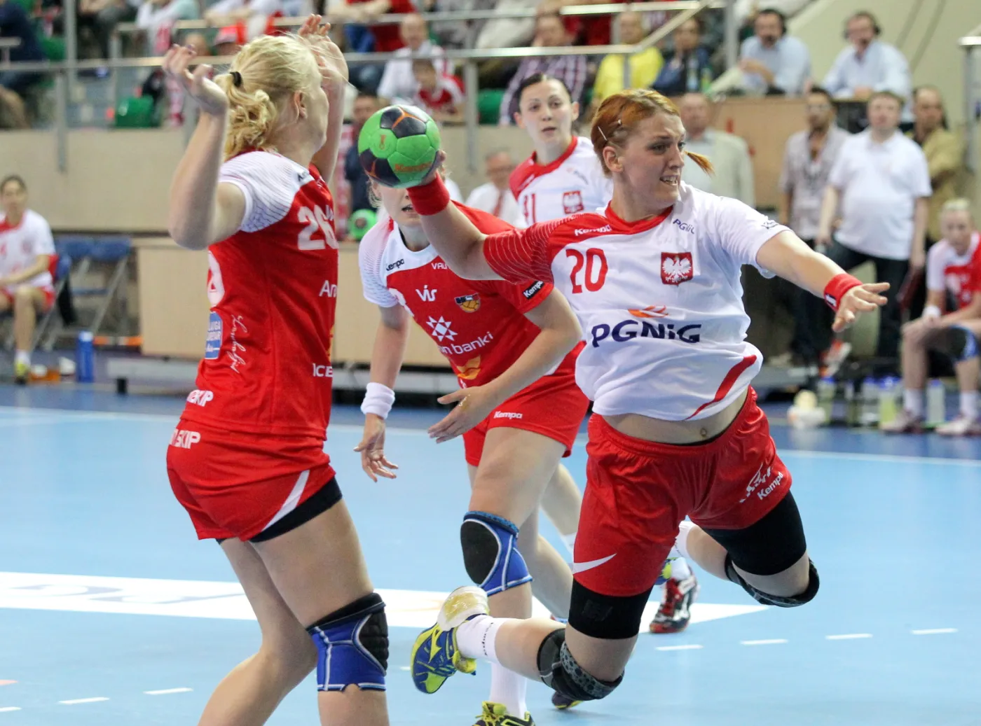 Polka Joanna Drabik (P) mija Sunnę Jonsdottir (L) z Islandii podczas meczu towarzyskiego piłkarek ręcznych w Elblągu