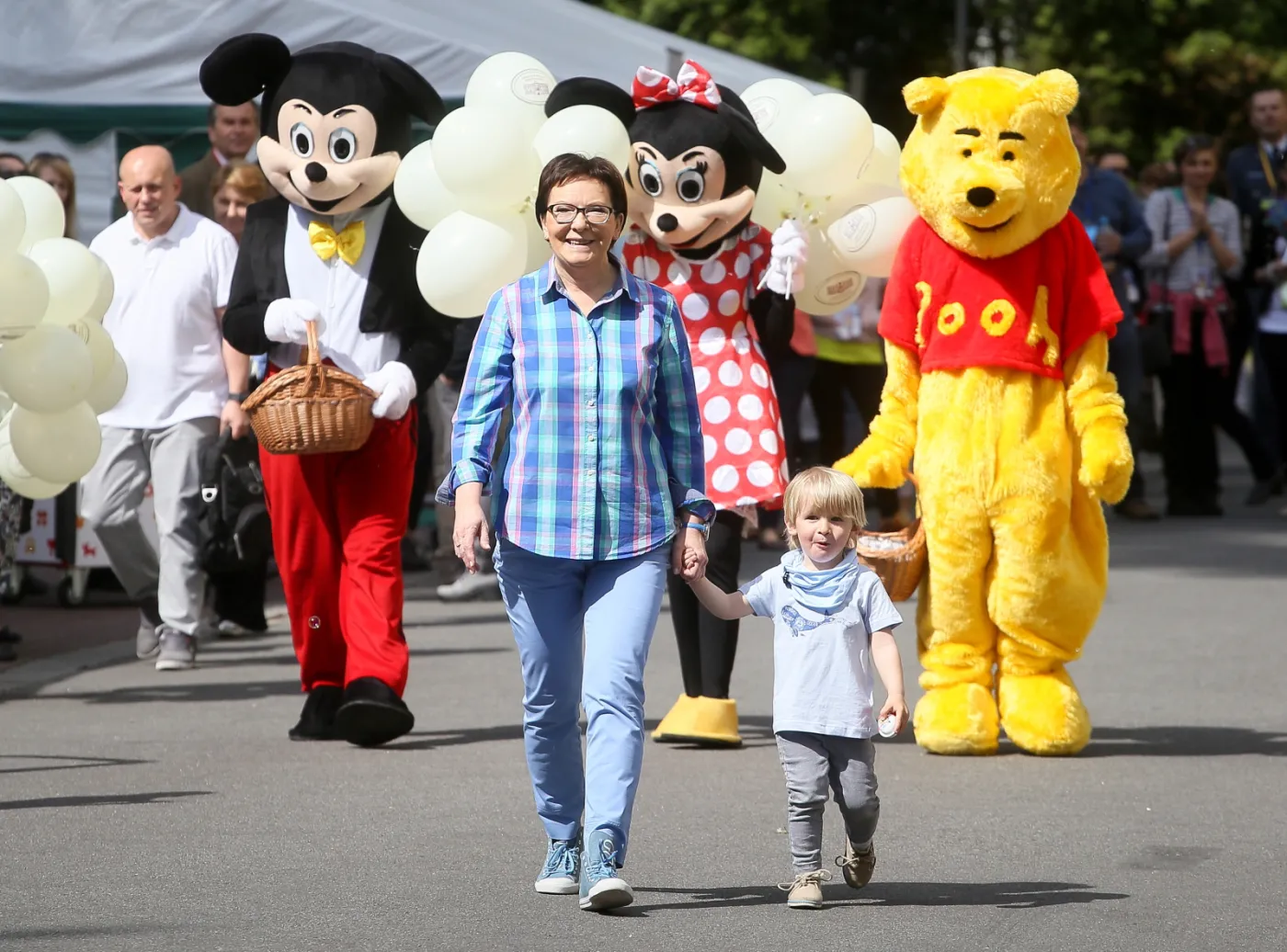  Premier Ewa Kopacz z wnuczkiem Julkiem w ogrodach Kancelarii Prezesa Rady Ministrów, podczas pikniku zorganizowanego z okazji Dnia Dziecka