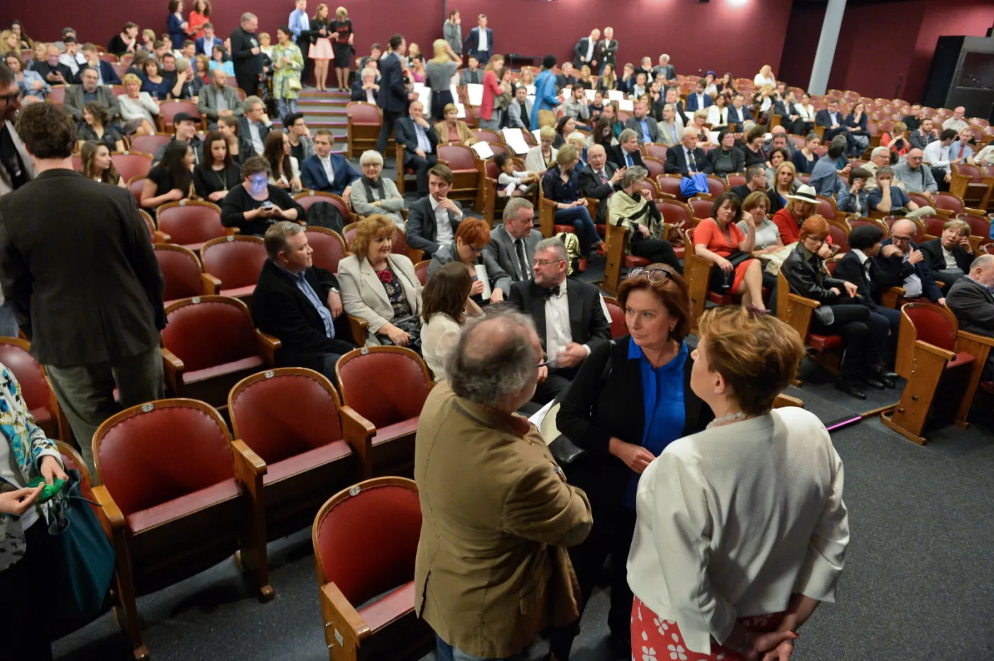 Minister kultury i dziedzictwa narodowego Małgorzata Omilanowska (P), rzecznik rządu Małgorzata Kidawa-Błońska (2P) i jej mąż, reżyser Jan Kidawa-Błoński (3P), podczas uroczystego otwarcia Kina Elektronik w Warszawie