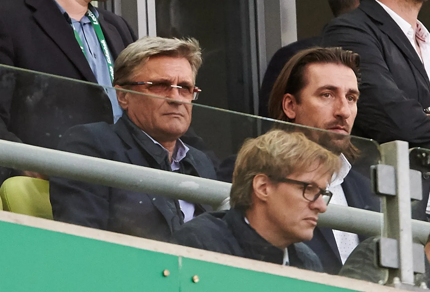 Trener piłkarskiej reprezentacji Polski Adam Nawałka (L) i były reprezentant Tomasz Iwan (P) oglądają mecz 36. kolejki grupy mistrzowskiej T-Mobile Ekstraklasy między Lechią Gdańsk i Legią Warszawa