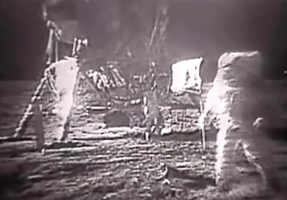 Astronauci z misji Apollo 11 na Księżycu