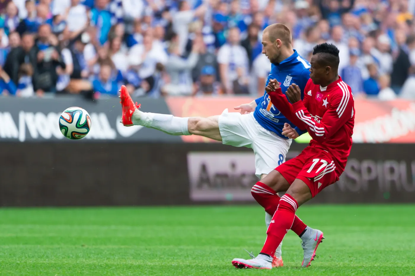 Szymon Pawłowski (L) z miejscowego Lecha i Wilde-Donald Guerrier (P) z Wisły Kraków podczas meczu grupy mistrzowskiej ostatniej kolejki T-Mobile Ekstraklasy w Poznaniu