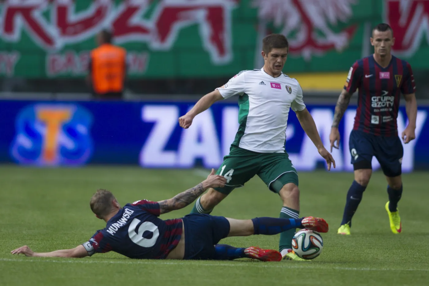 Karol Angielski (C) z miejscowego Śląska oraz Rafał Murawski (L) i Adam Frączczak (P) z Pogoni Szczecin w meczu grupy mistrzowskiej ostatniej kolejki T-Mobile Ekstraklasy we Wrocławiu