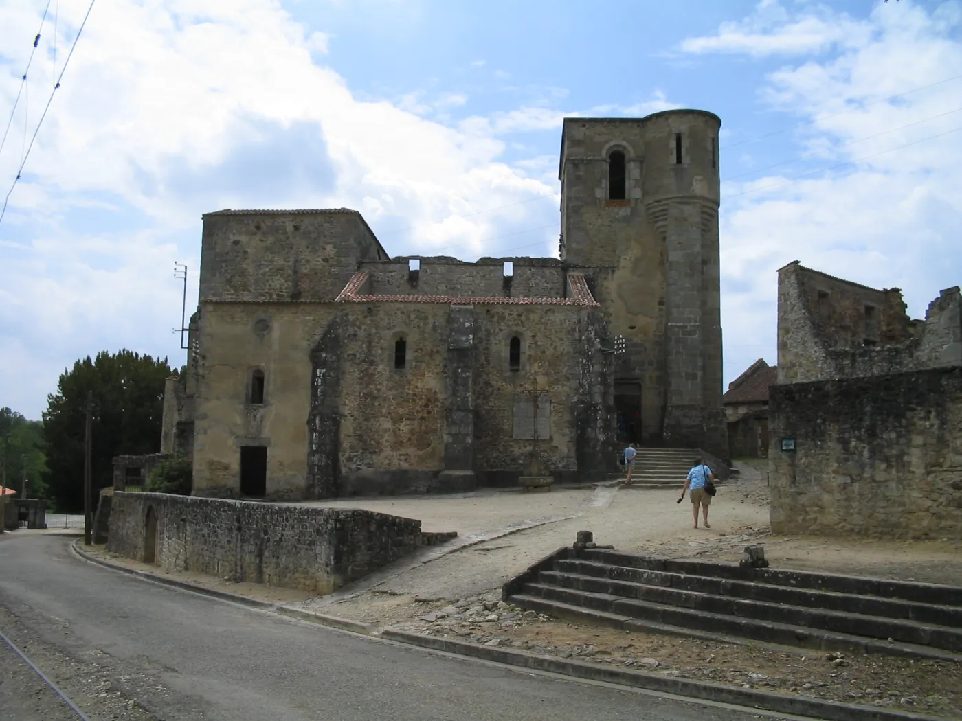 7868764-oradour-sur-glane-ruiny-kosciola.jpg