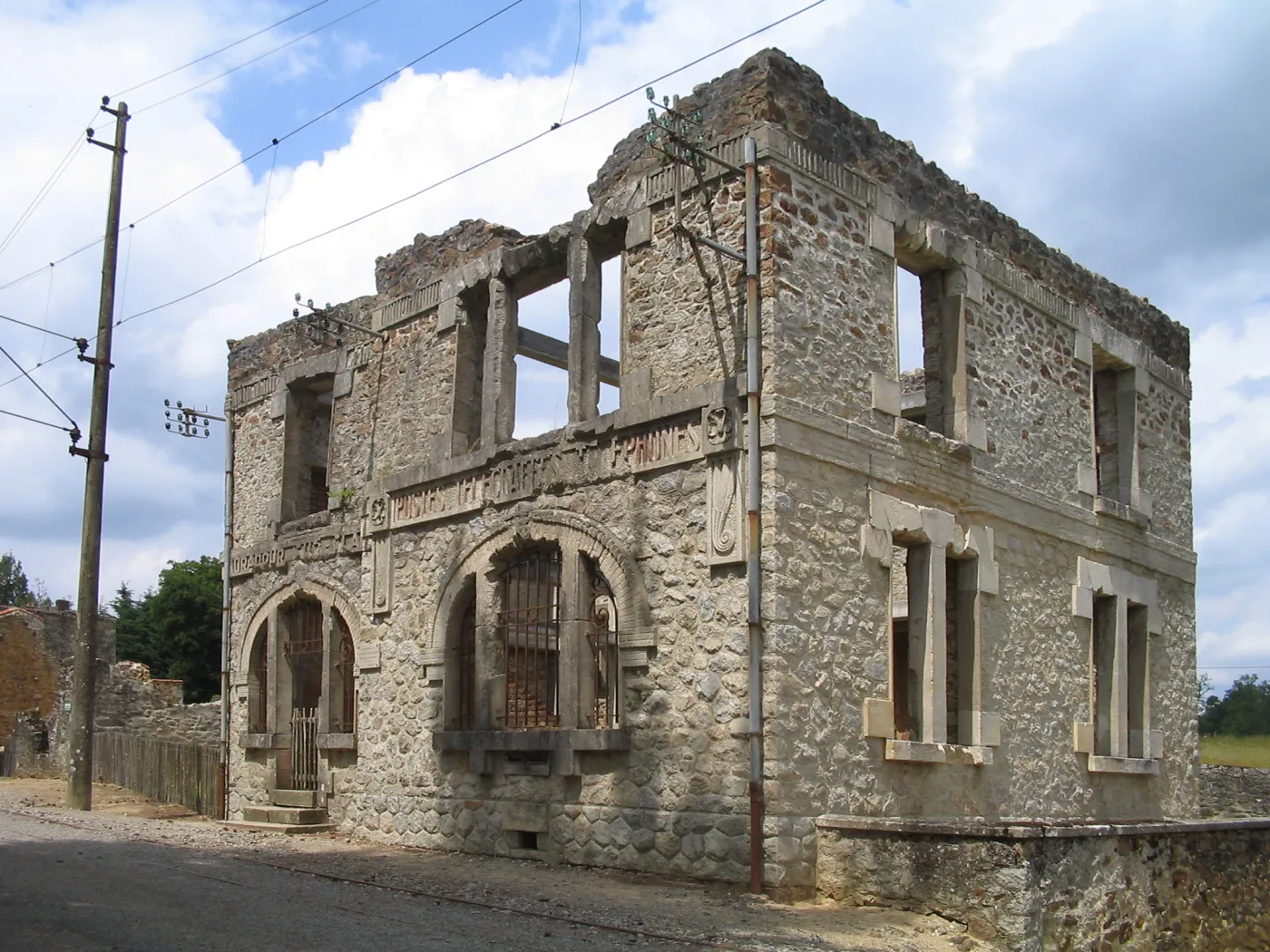 7868794-oradour-sur-glane-ruiny-poczty.jpg