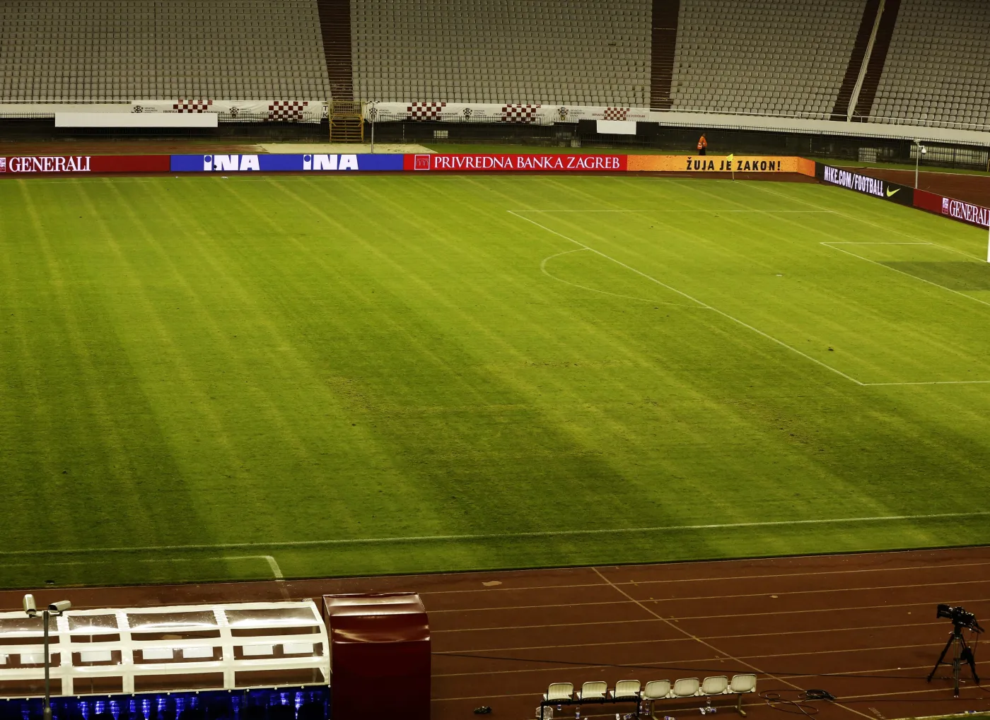 Swastyka na murawie stadionu w Splicie