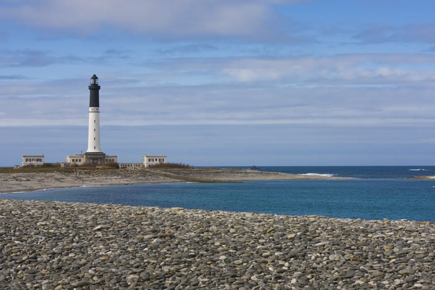 7897424-latarnia-morska-na-wyspie-sein.jpg