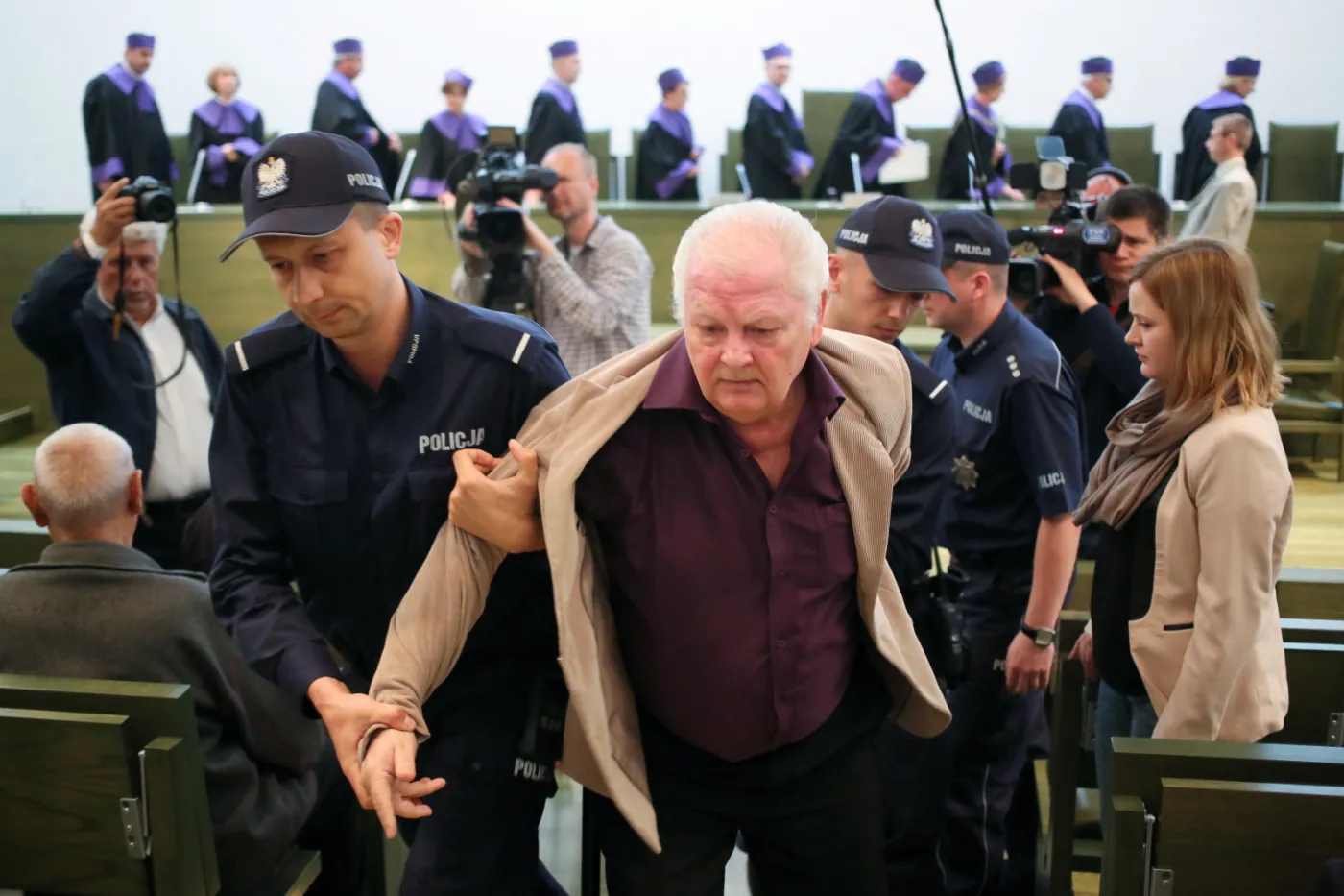 Rzecznik prasowy partii Dzielny Tata Janusz Komór został siłą usunięty przez policjantów z sali sądowej za zakłócanie posiedzenie Sądu Najwyższego 