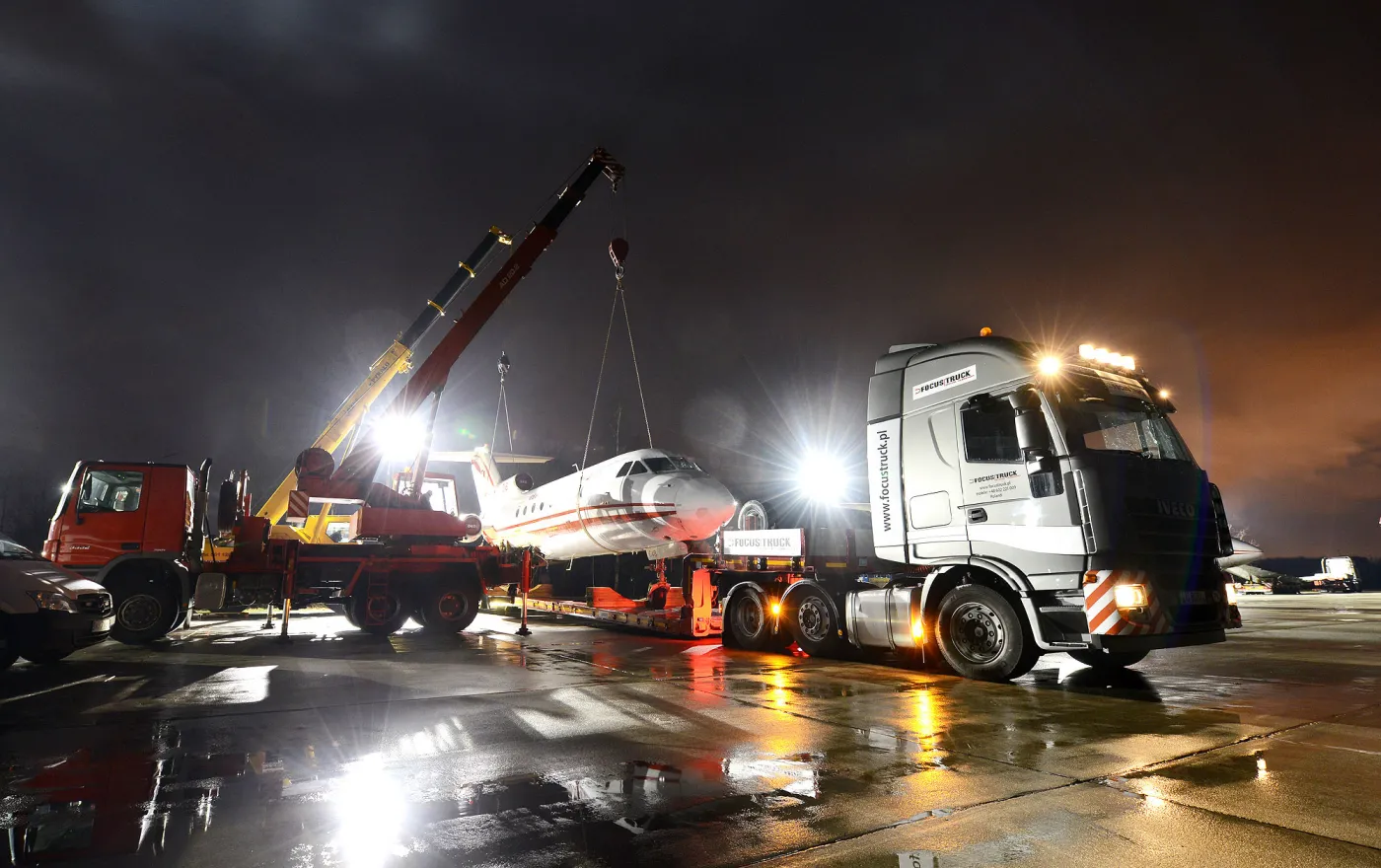 Tak gigantyczne ciężarówki wywiozły samolot z floty prezydenta Kaczyńskiego. ZDJĘCIA z operacji