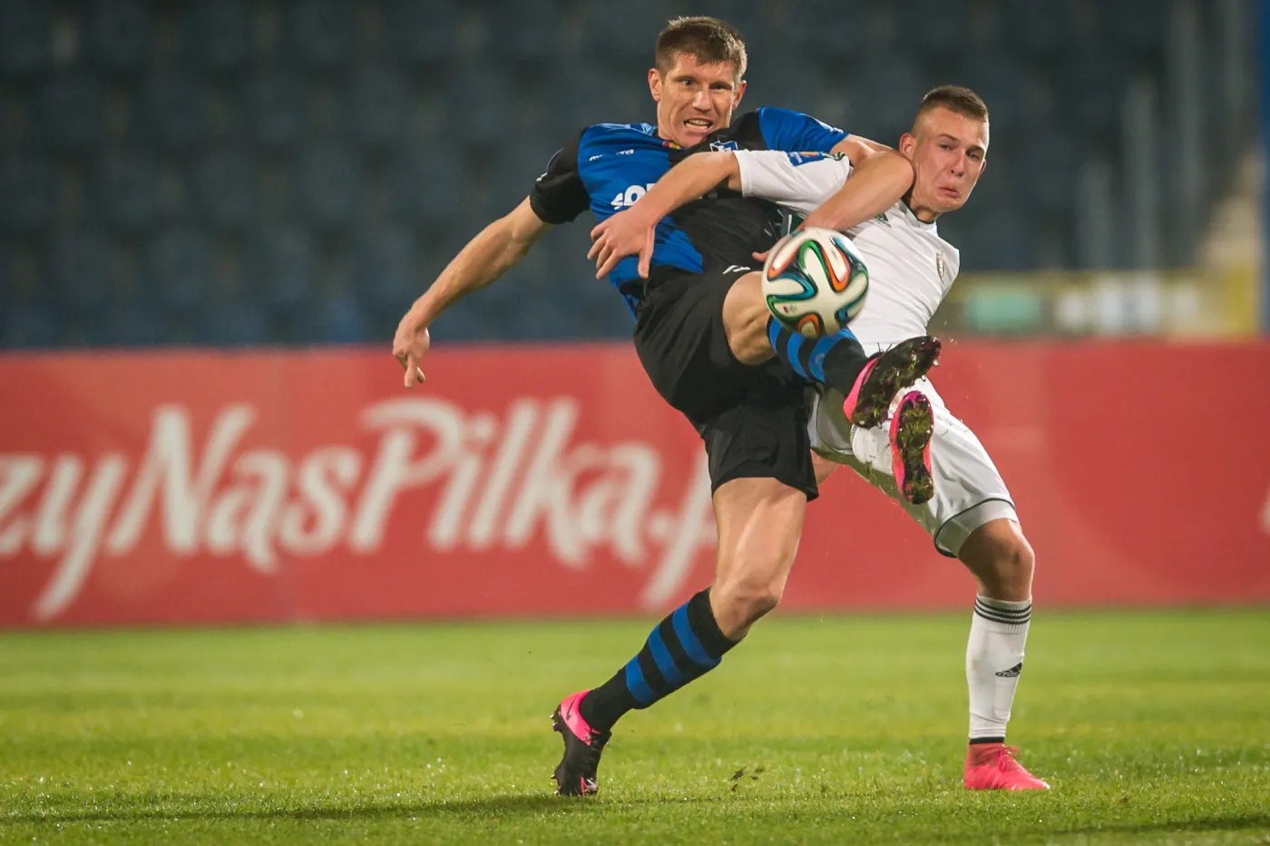 Piotr Stawarczyk (L) z miejscowej Zawiszy oraz Michał Bartkowiak (P) ze Śląska Wrocław w pierwszym ćwierćfinałowy meczu obu drużyn w piłkarskim Pucharze Polski w Bydgoszczy