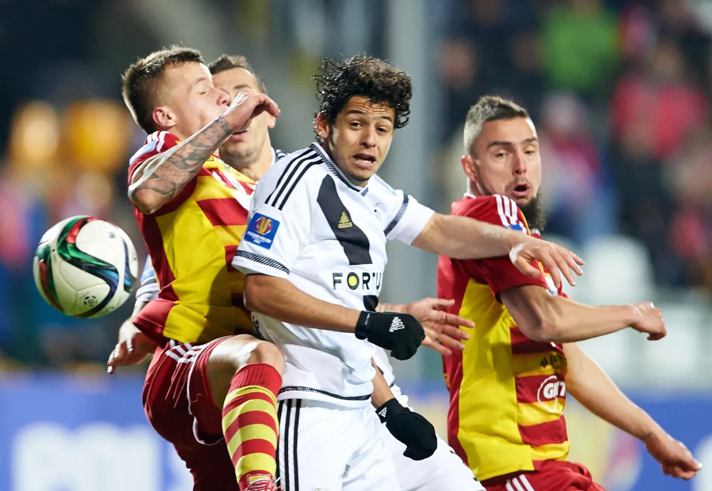 Gracz Legii Warszawa Guilherme (C) oraz Łukasz Kosakiewicz (L) i Wojciech Lisowski (P) z miejscowej Chojniczanki w pierwszym ćwierćfinałowym meczu obu drużyn w piłkarskim Pucharze Polski w Chojnicach