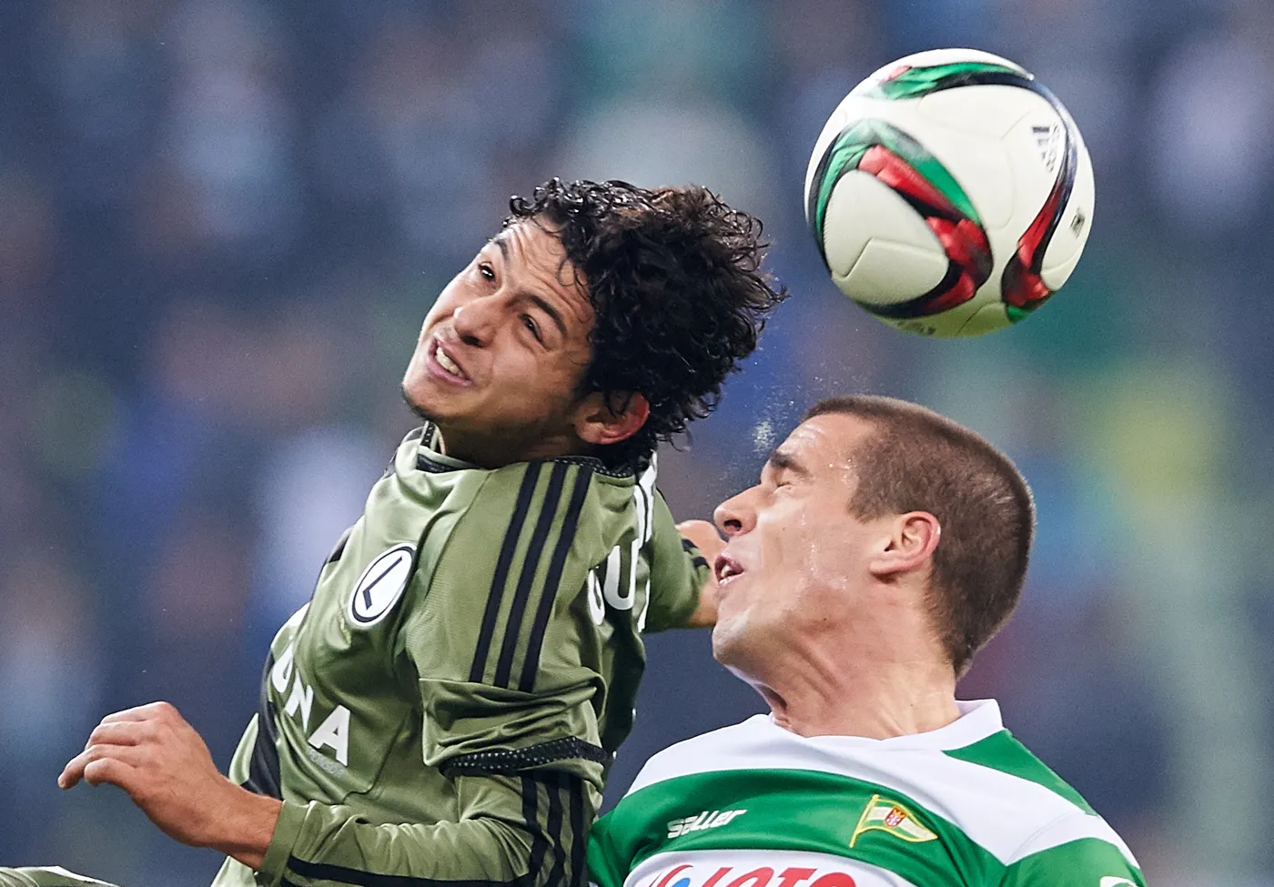 Piłkarz Lechii Gdańsk Aleksandar Kovacevic (P) w pojedynku o górną piłkę z Guilherme C. Marques (L) z Legii Warszawa