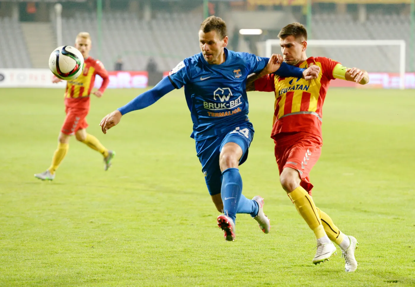 Kamil Sylwestrzak (P) z miejscowej Korony i Wojciech Kędziora (L) z Termaliki Bruk-Bet Nieciecza