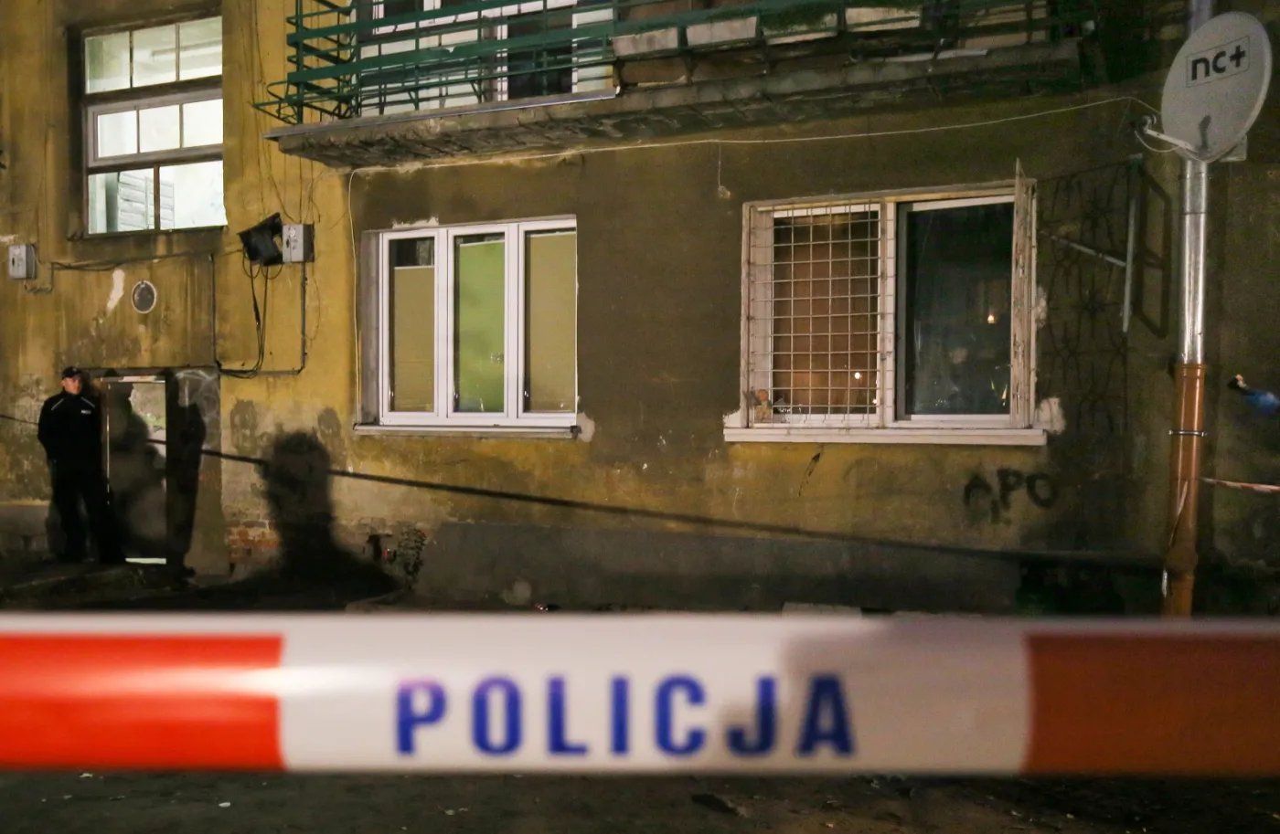  Policja na miejscu tragicznego pożaru w kamienicy przy ul. Stalowej w Warszawie