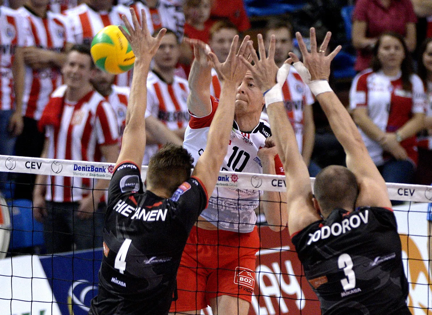 Siatkarz Asseco Resovii Rzeszów Jochen Schops (C) atakuje po bloku Mattiego Hietanena (L) i Teodora Todorova (P) z Dragons Lugano podczas meczu grupy G Ligi Mistrzów