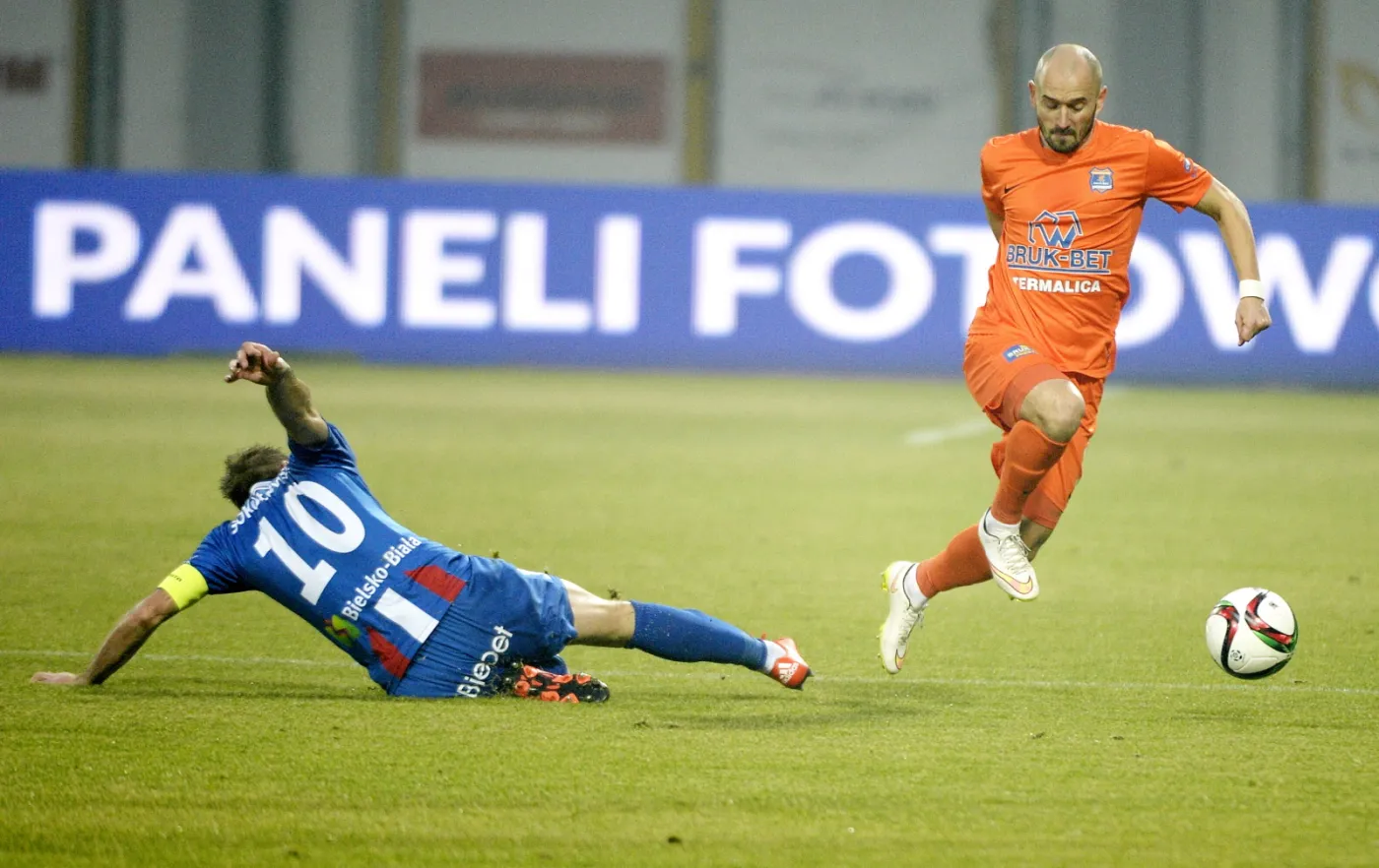 Tomasz Foszmańczyk (P) z Termaliki Bruk-Bet Nieciecza i Marek Sokołowski (L) z Podbeskidzia Bielsko-Biała