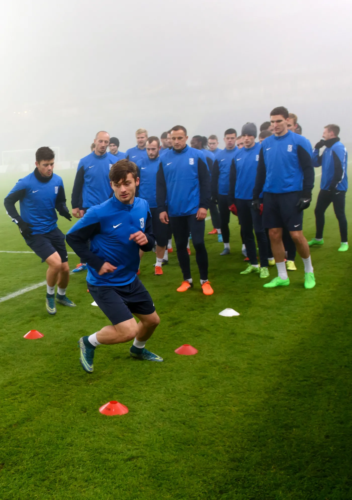 Piłkarze Lecha podczas treningu w Poznaniu. Z przodu Karol Linetty.